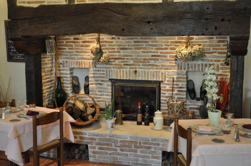 Logis Hotels - Auberge De L'Ile - Hotel 3 Etoiles Et Restaurant Creysse  Екстериор снимка